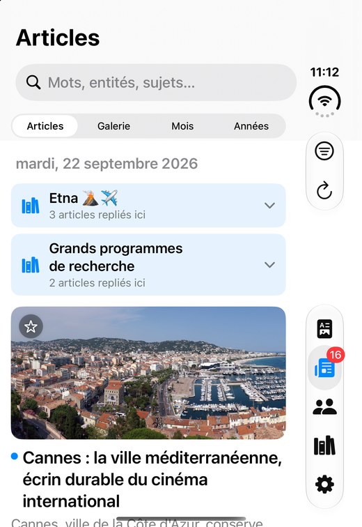 fornews.ai plié : la liste des articles sur l'écran extérieur, avec les barres posées verticalement à droite.