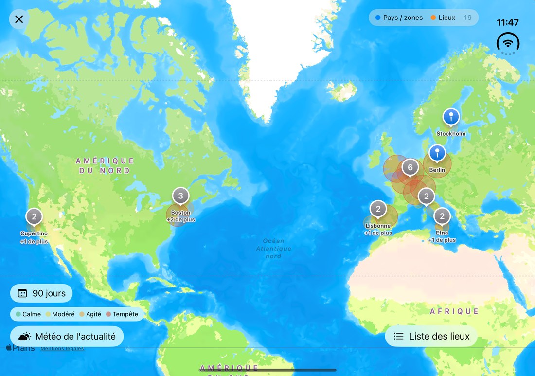La carte mondiale de l'actualité sur l'écran intérieur, avec les lieux regroupés et la légende de la météo de l'actualité.
